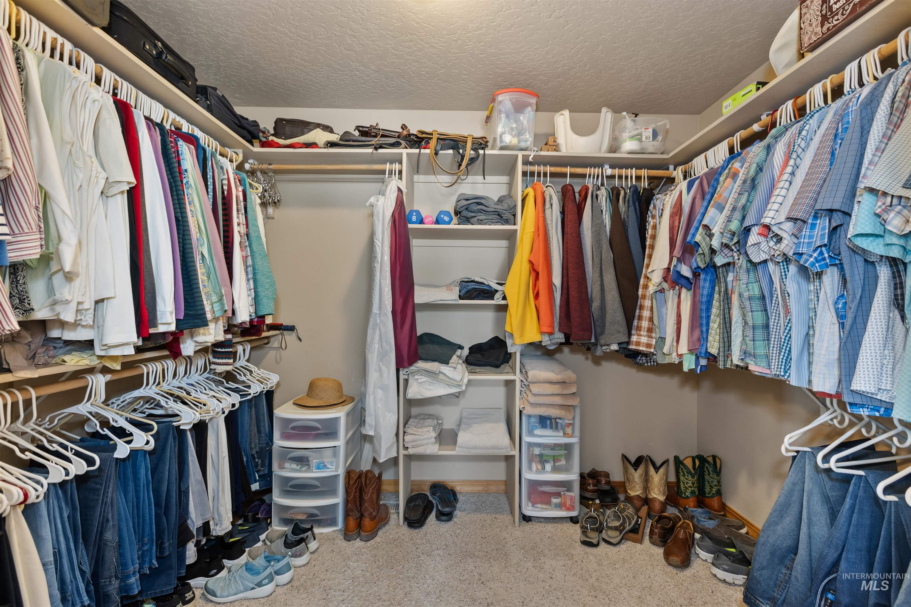 5996 Whispering Hills Dr