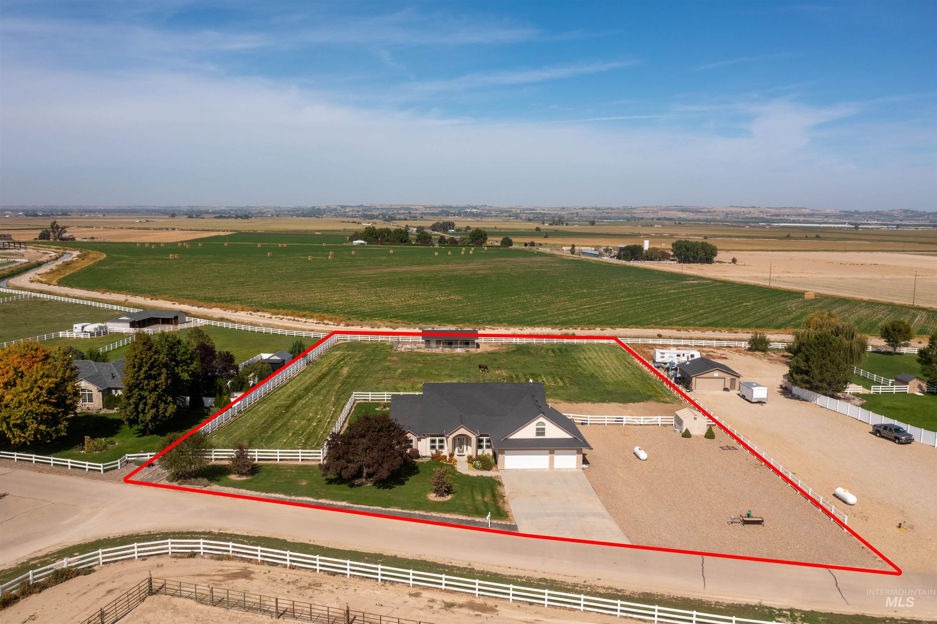 5996 Whispering Hills Dr