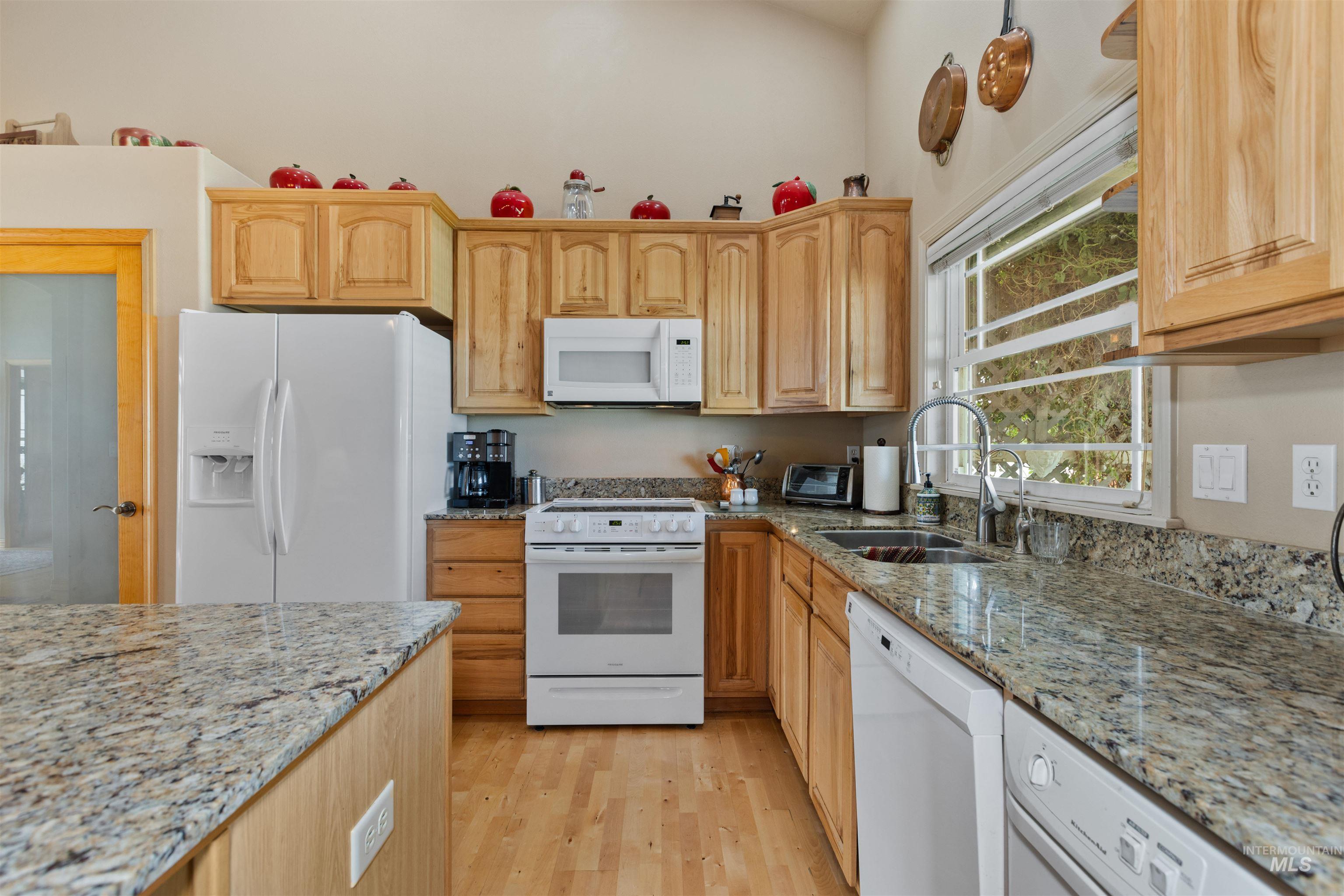 5996 Whispering Hills Dr