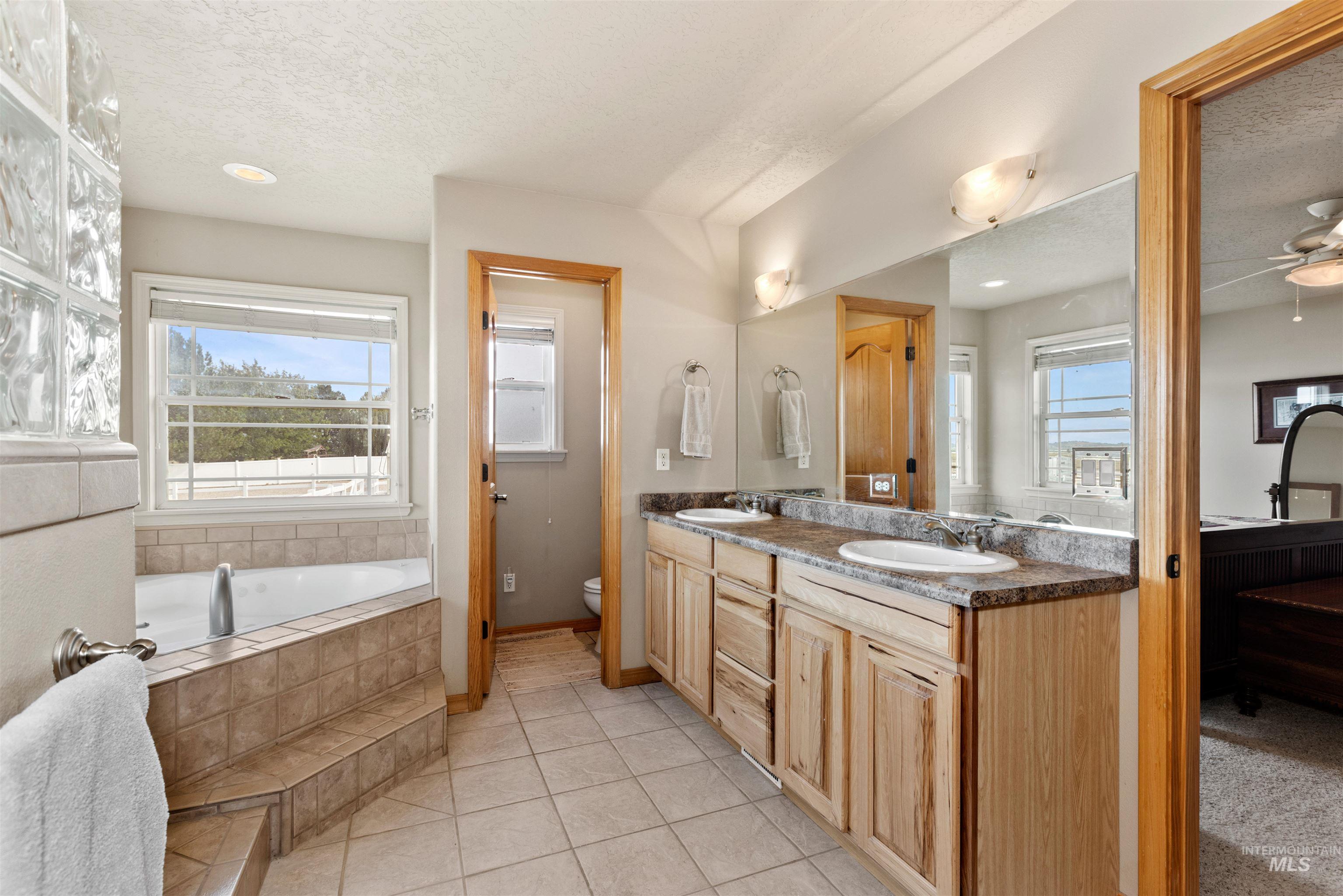 5996 Whispering Hills Dr