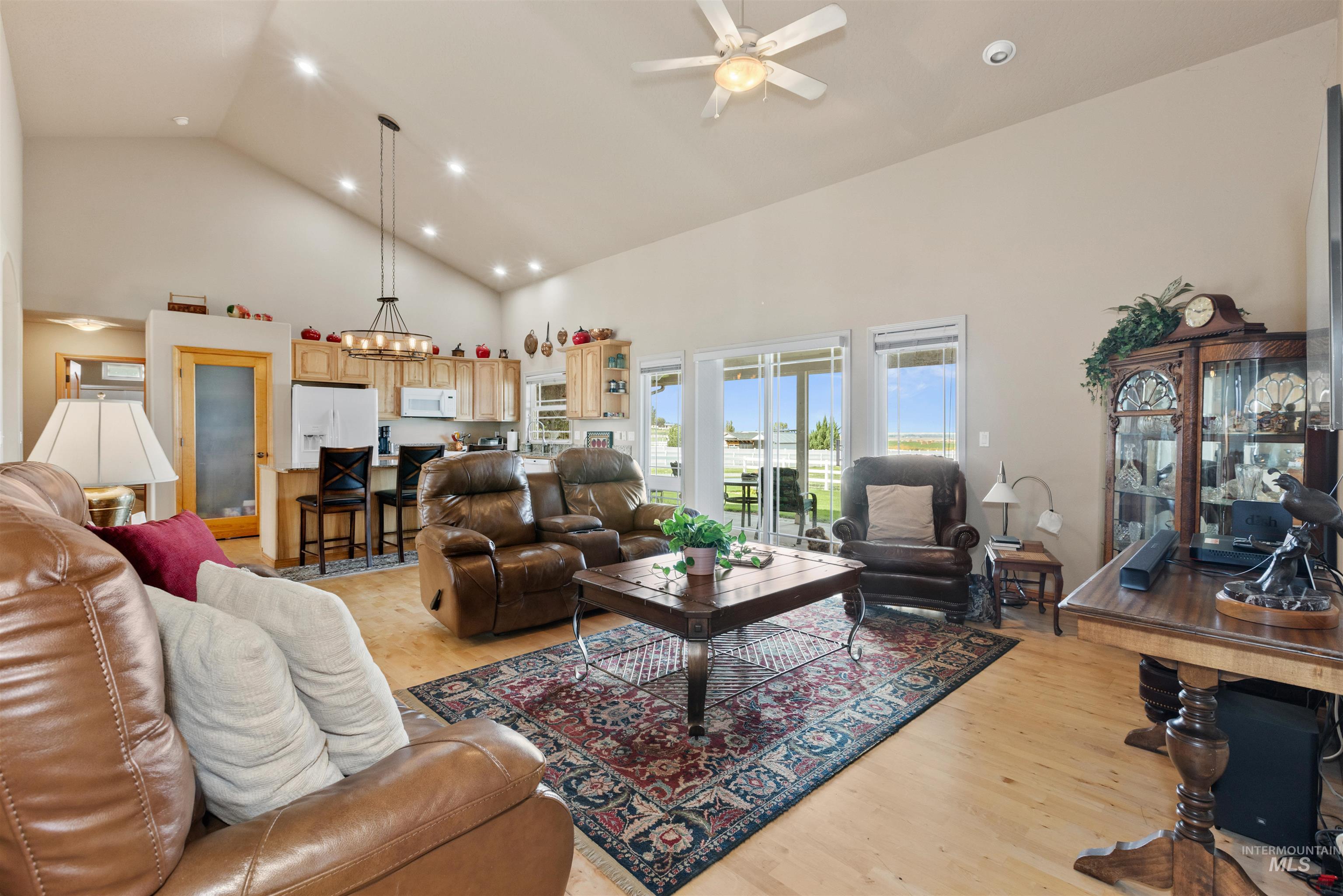 5996 Whispering Hills Dr