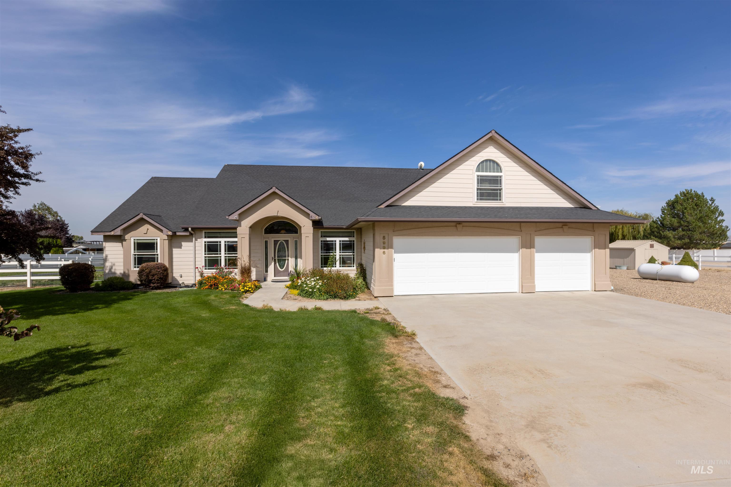 5996 Whispering Hills Dr