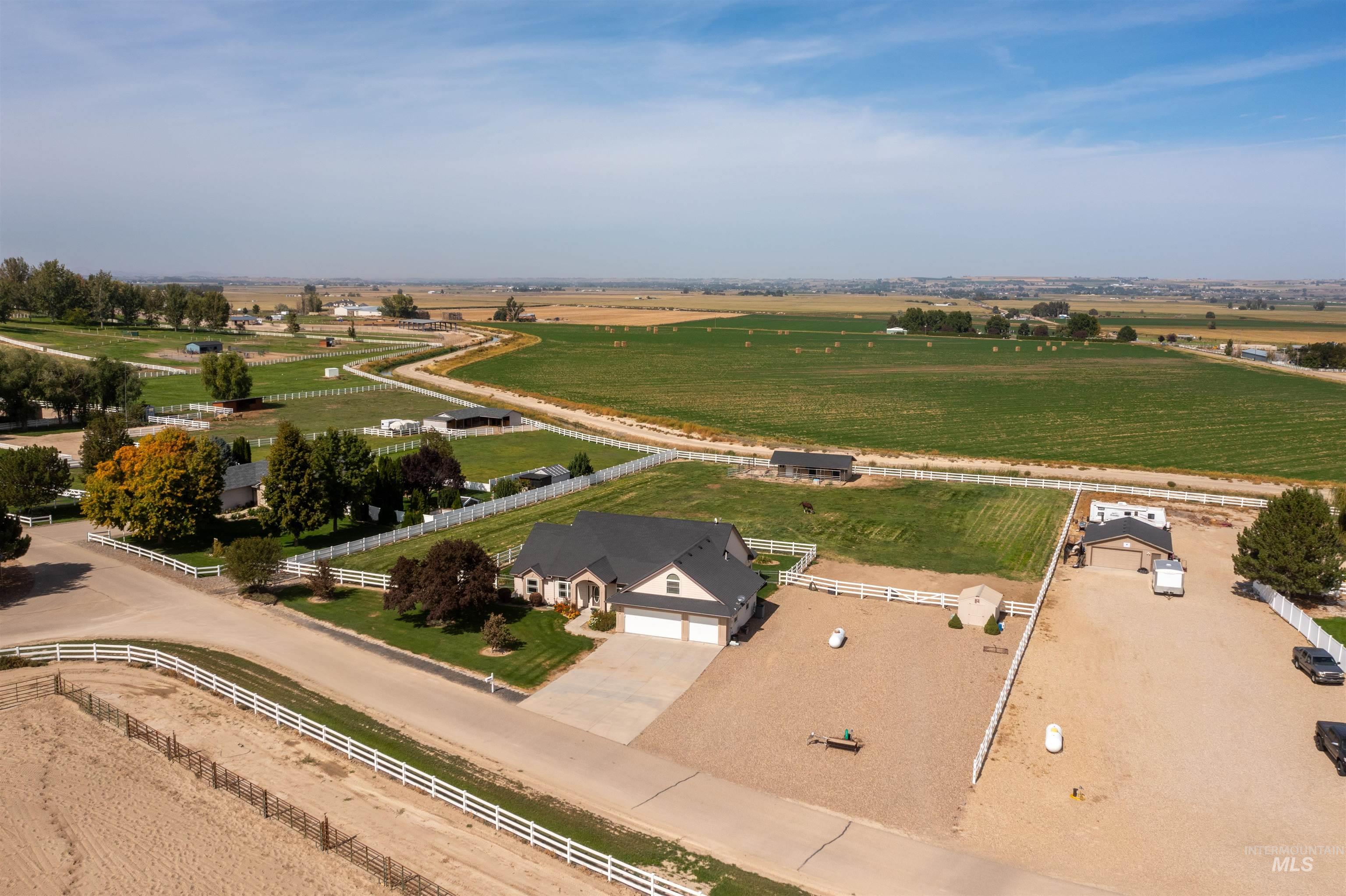 5996 Whispering Hills Dr