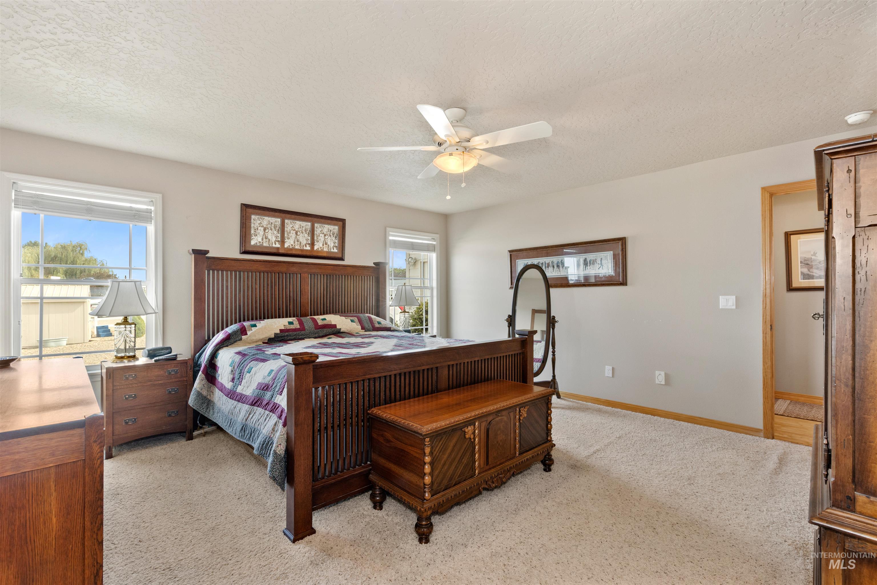 5996 Whispering Hills Dr