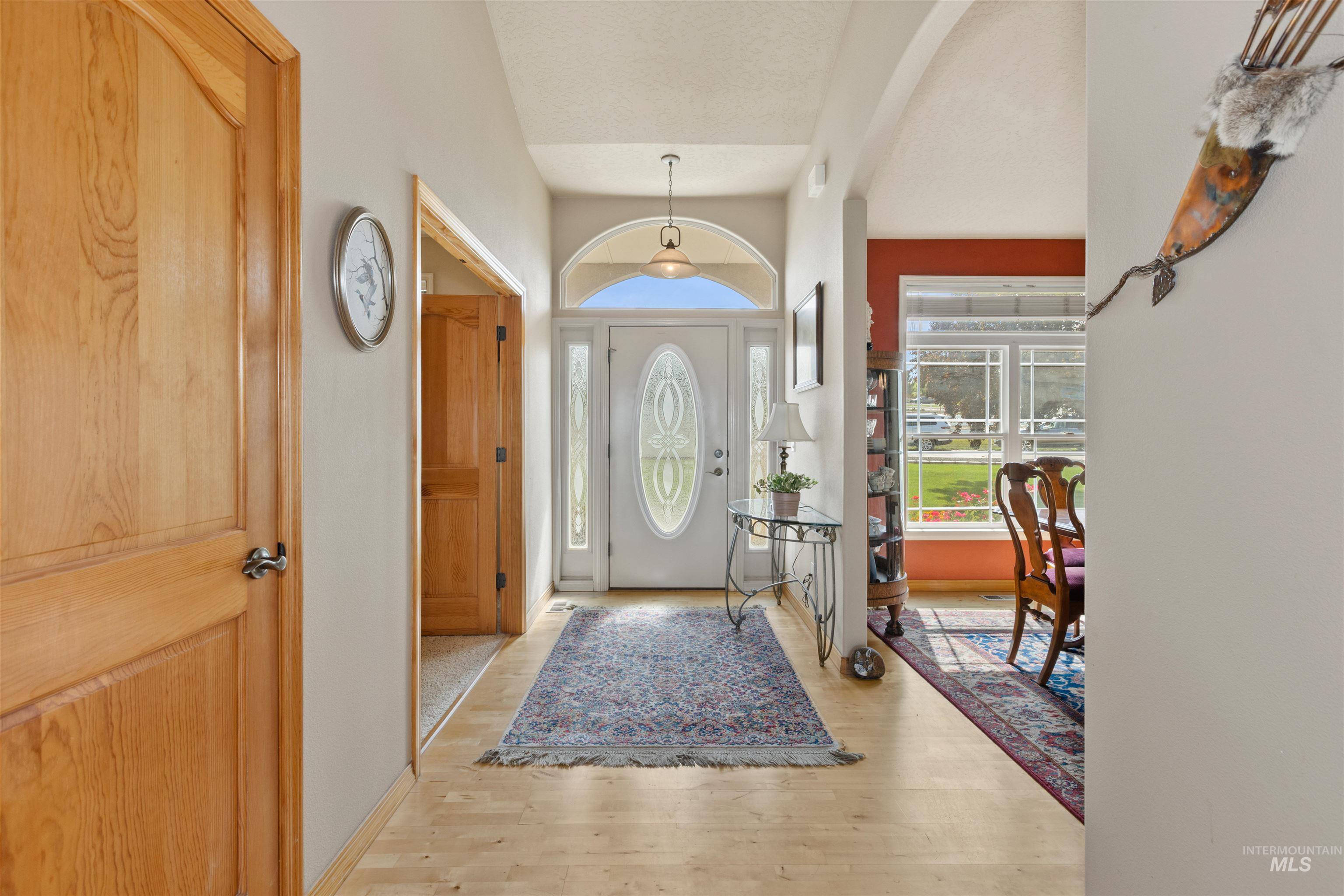 5996 Whispering Hills Dr