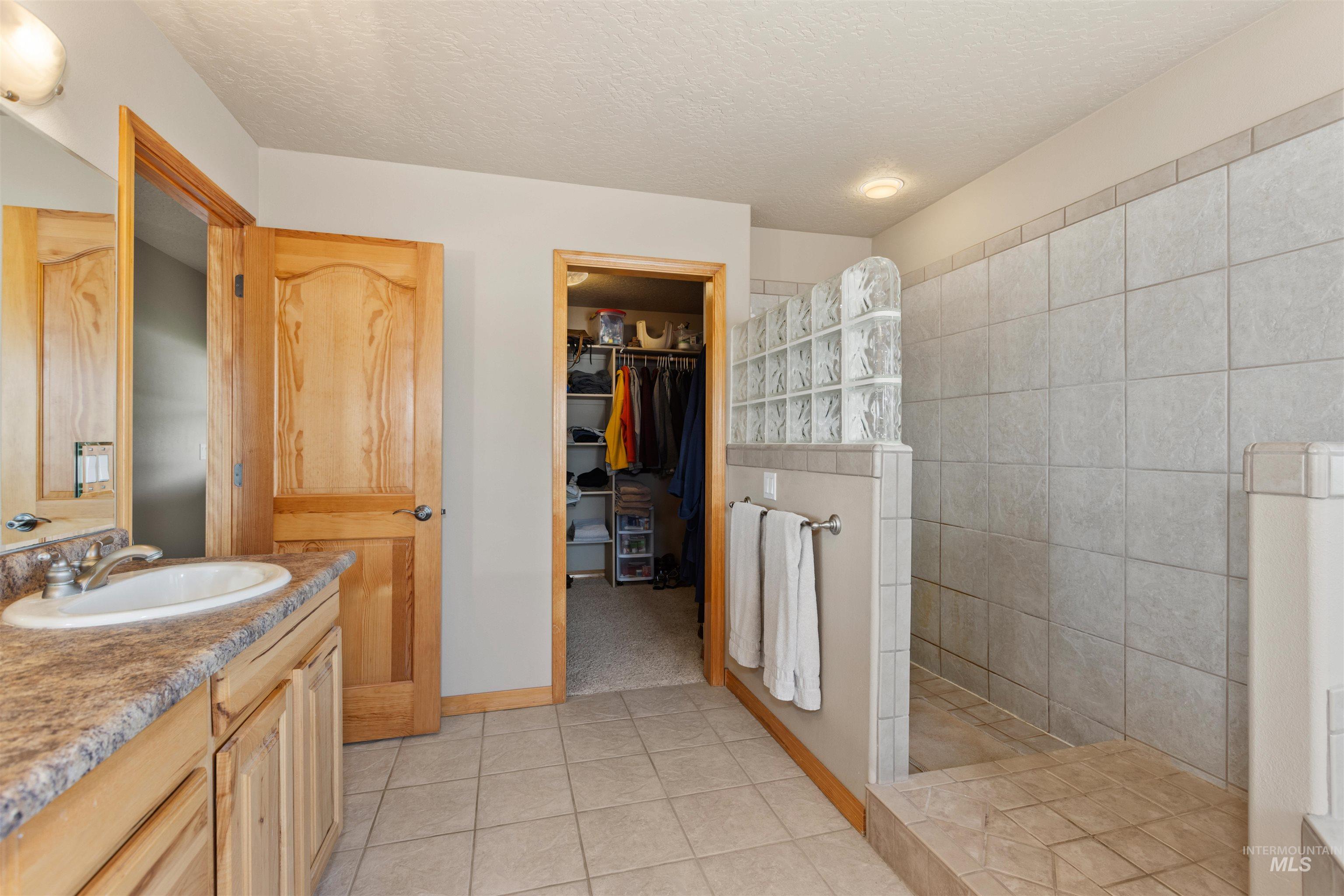 5996 Whispering Hills Dr