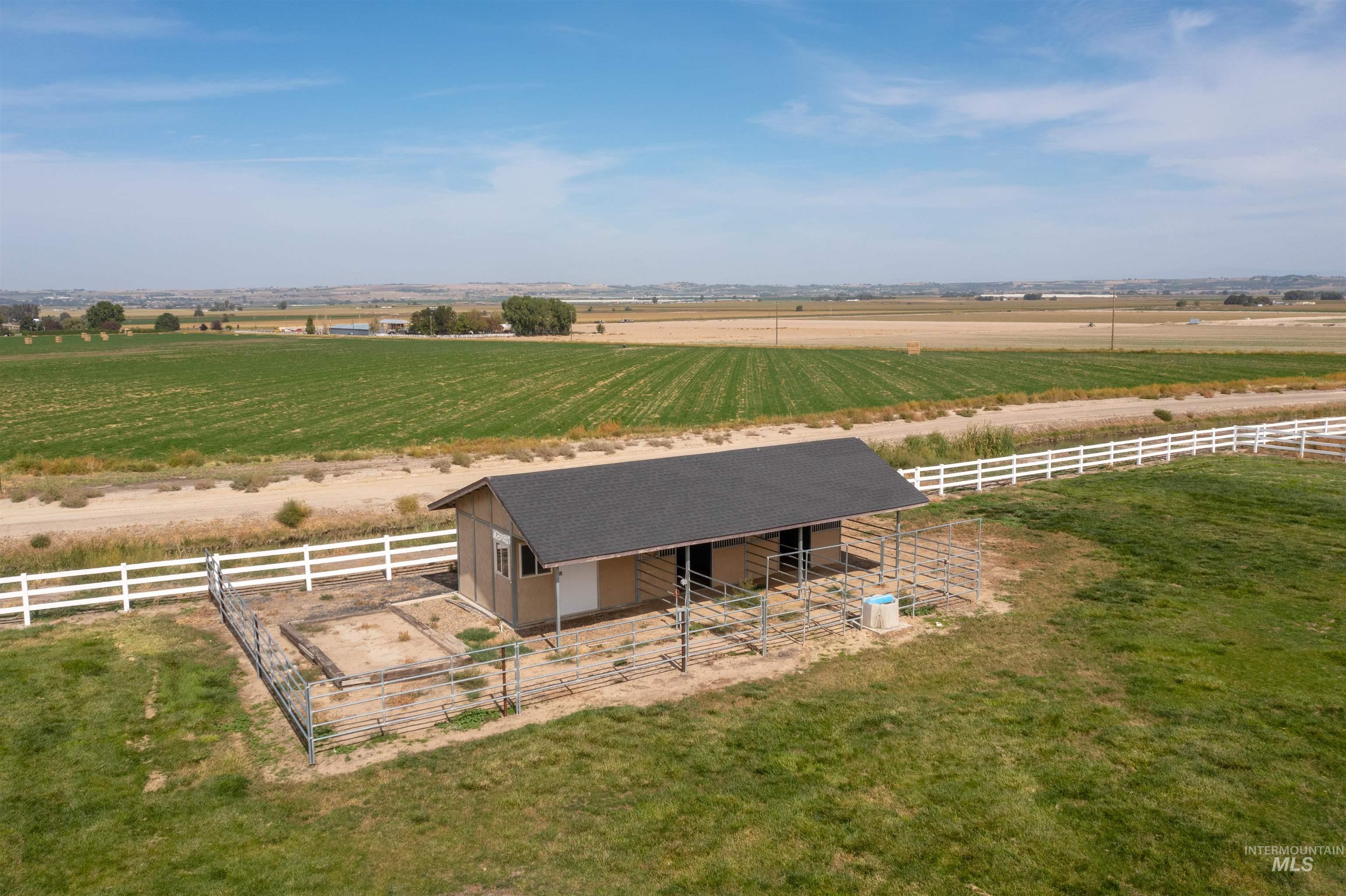 5996 Whispering Hills Dr