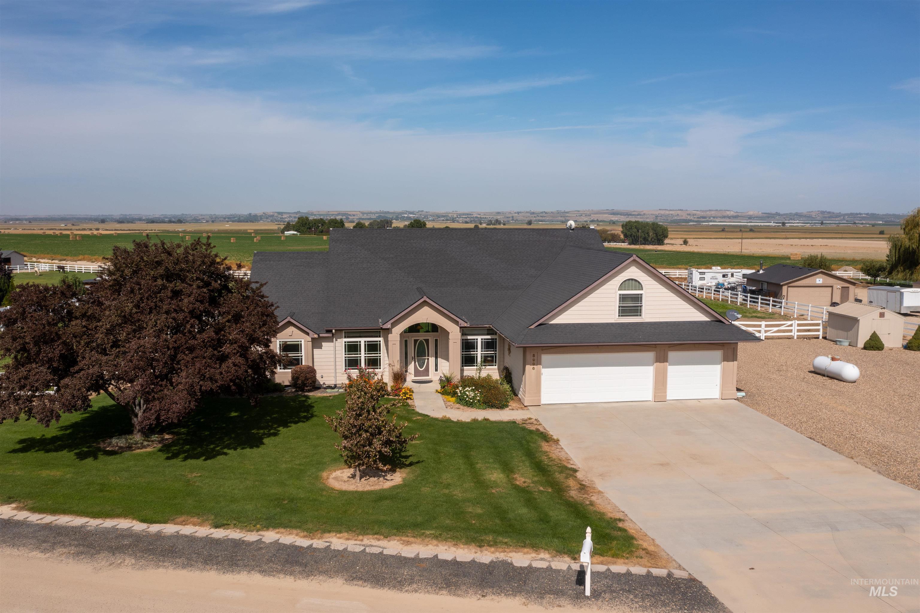 5996 Whispering Hills Dr