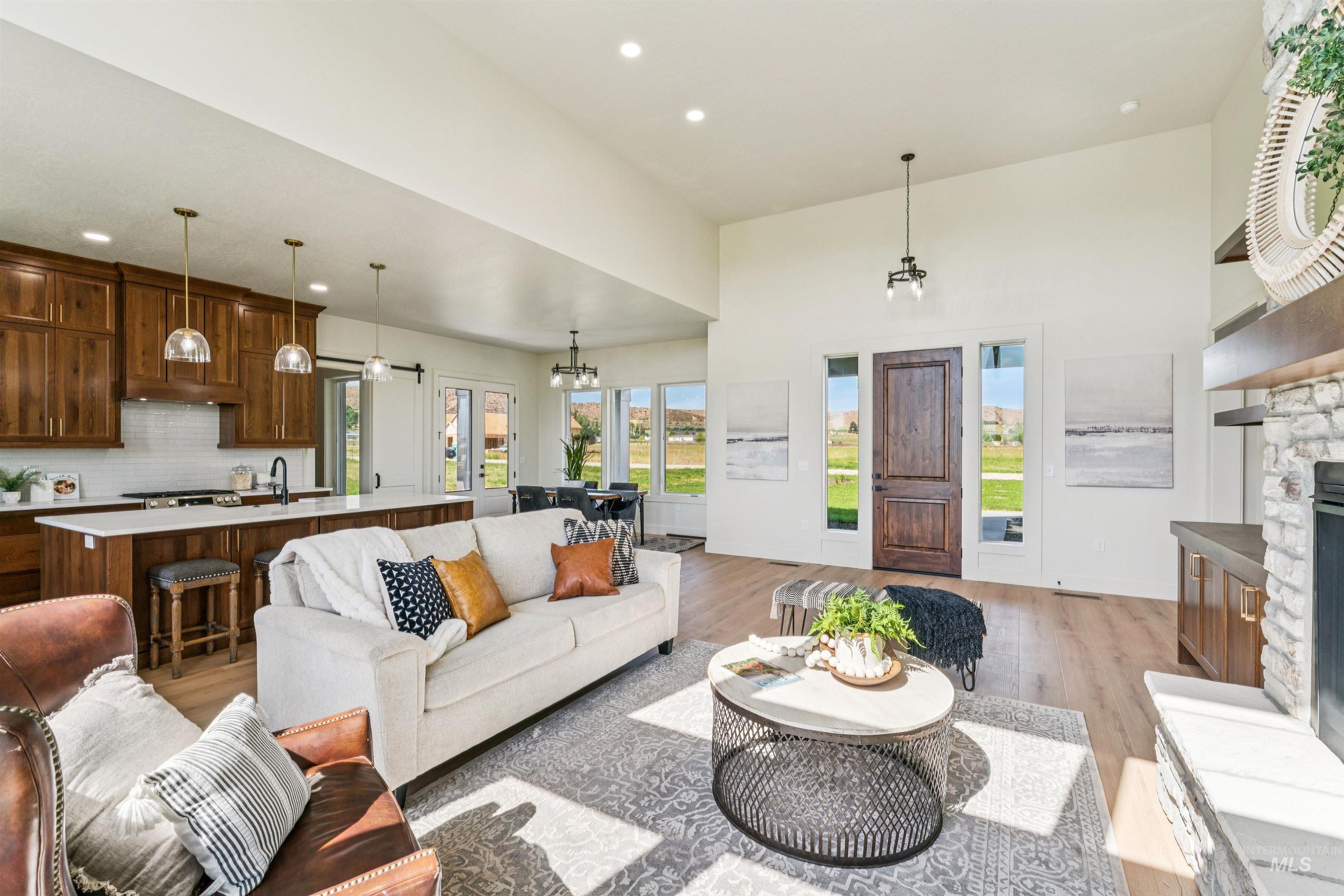 3990 Eleanor Ln