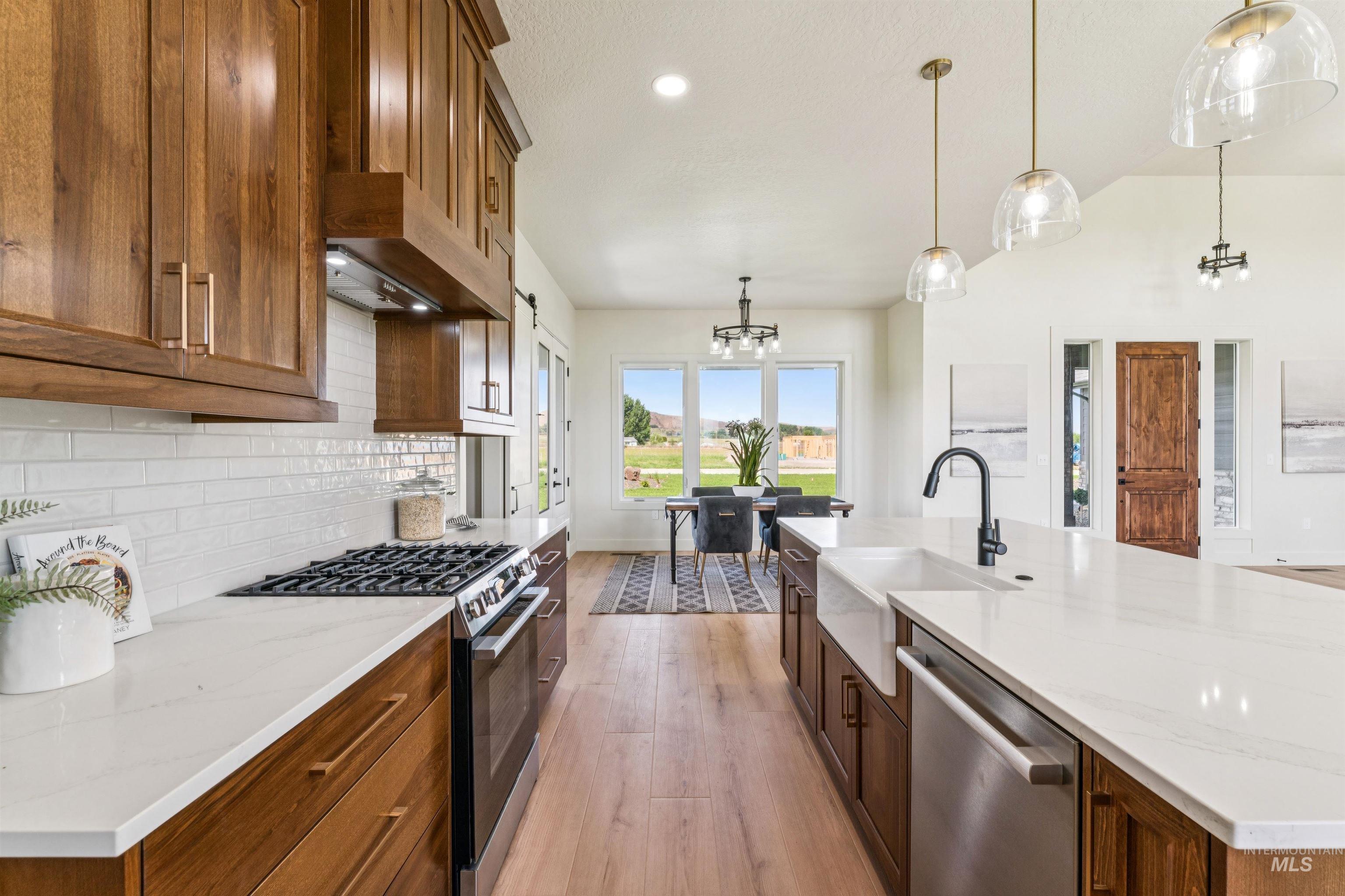 3990 Eleanor Ln