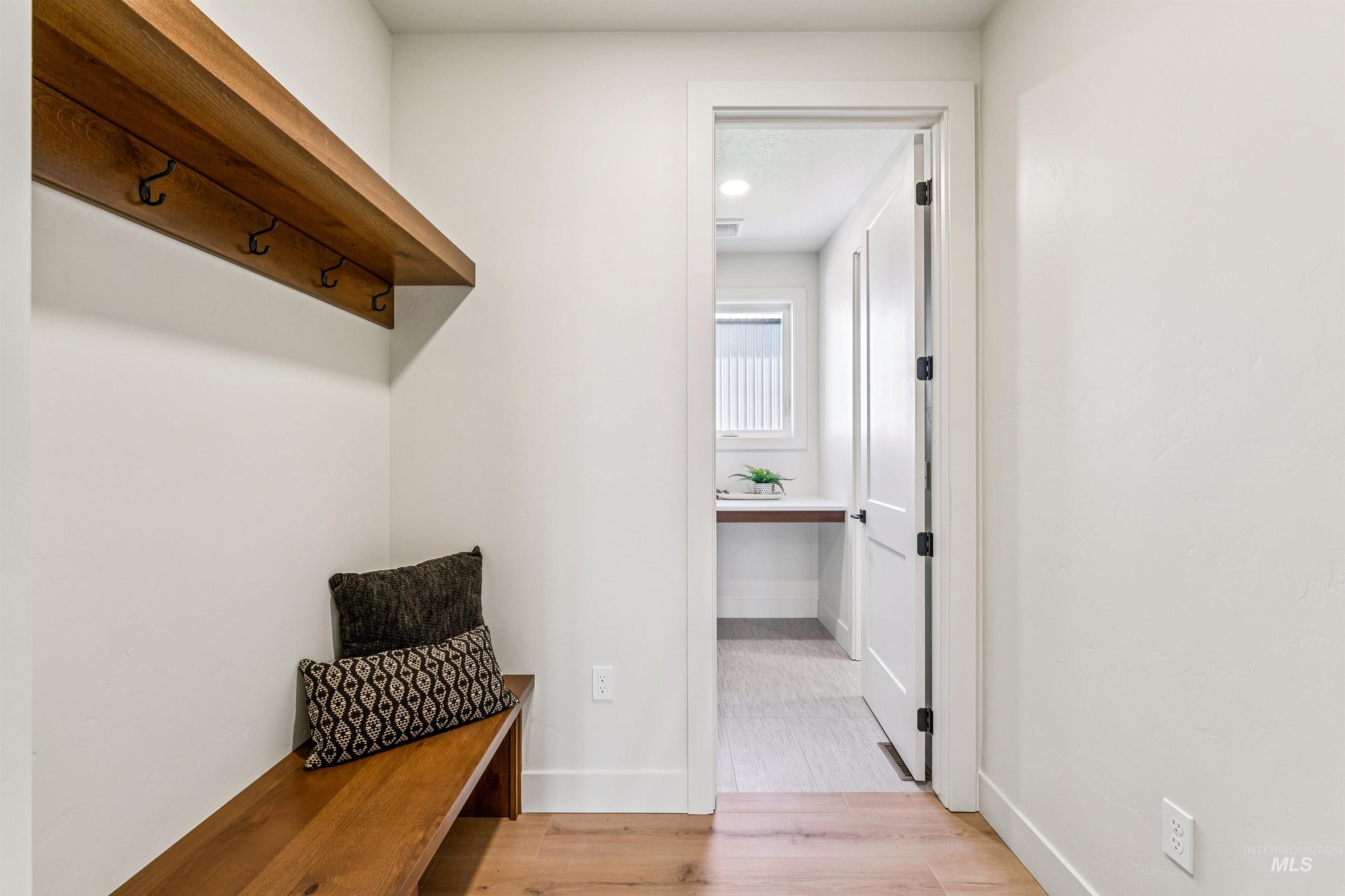 3990 Eleanor Ln