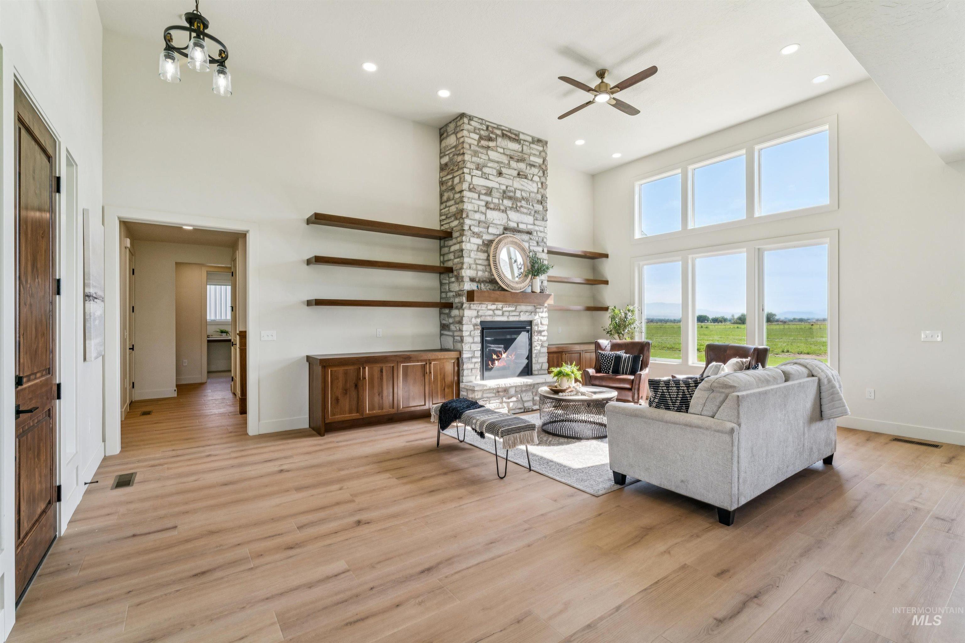 3990 Eleanor Ln
