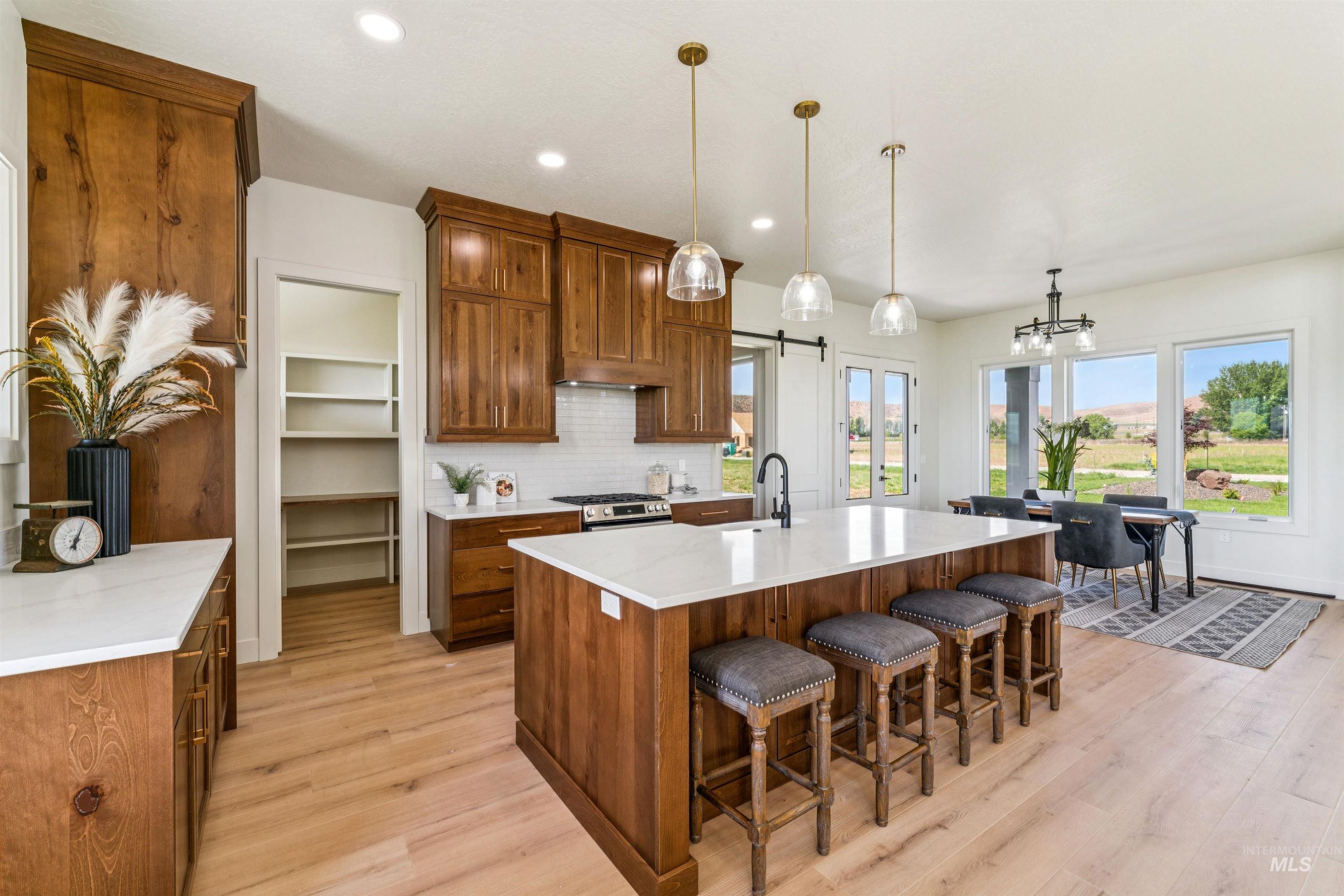 3990 Eleanor Ln