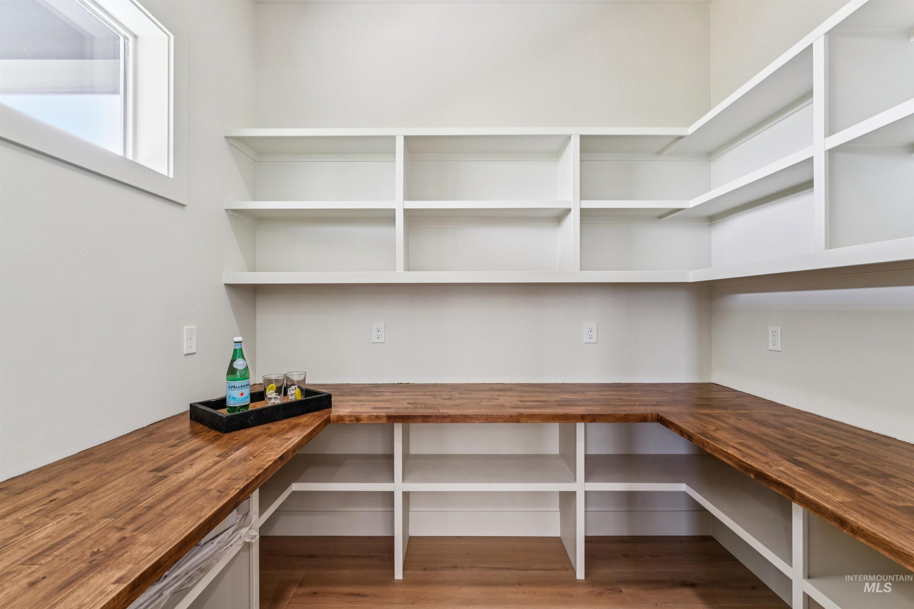 3990 Eleanor Ln
