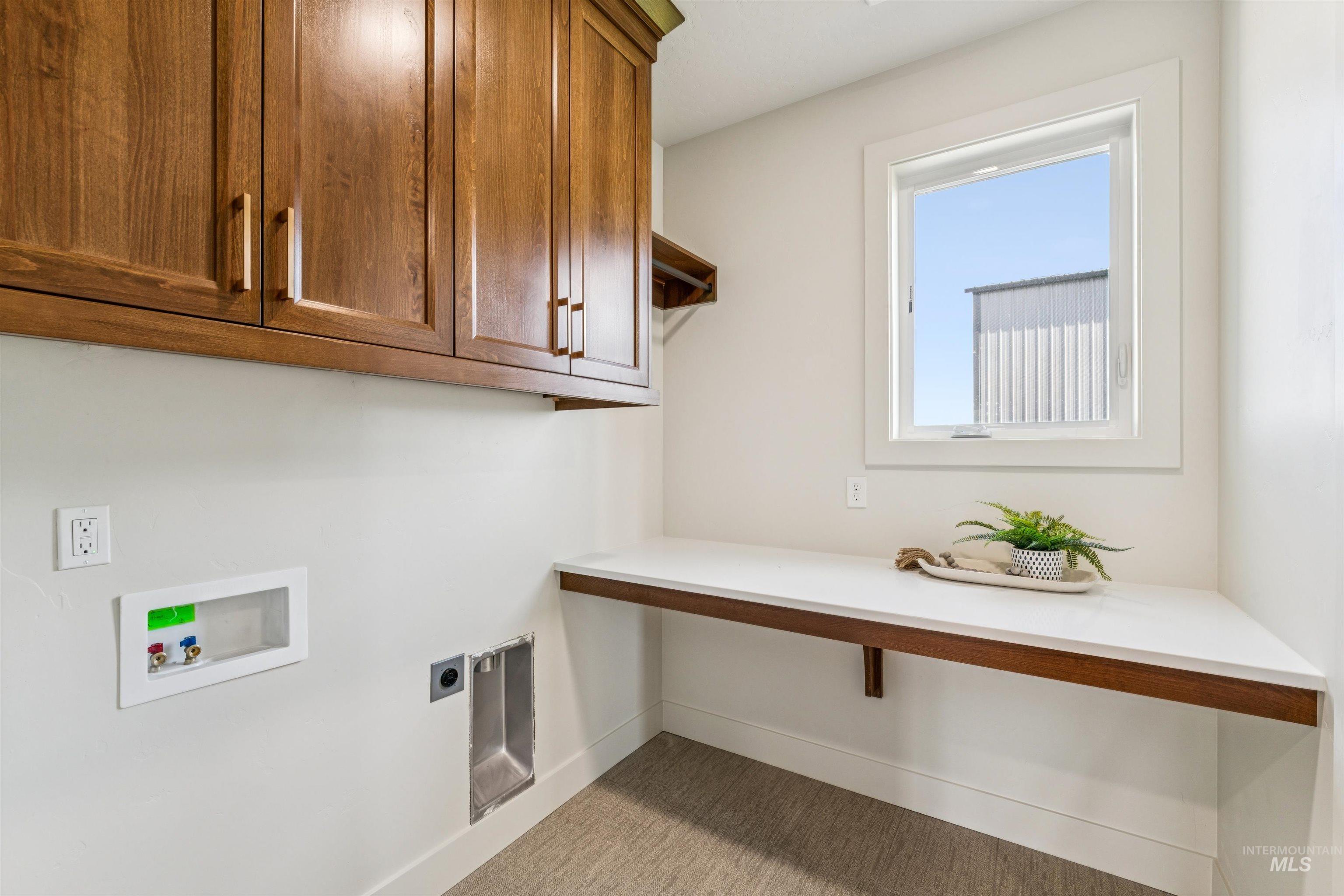 3990 Eleanor Ln