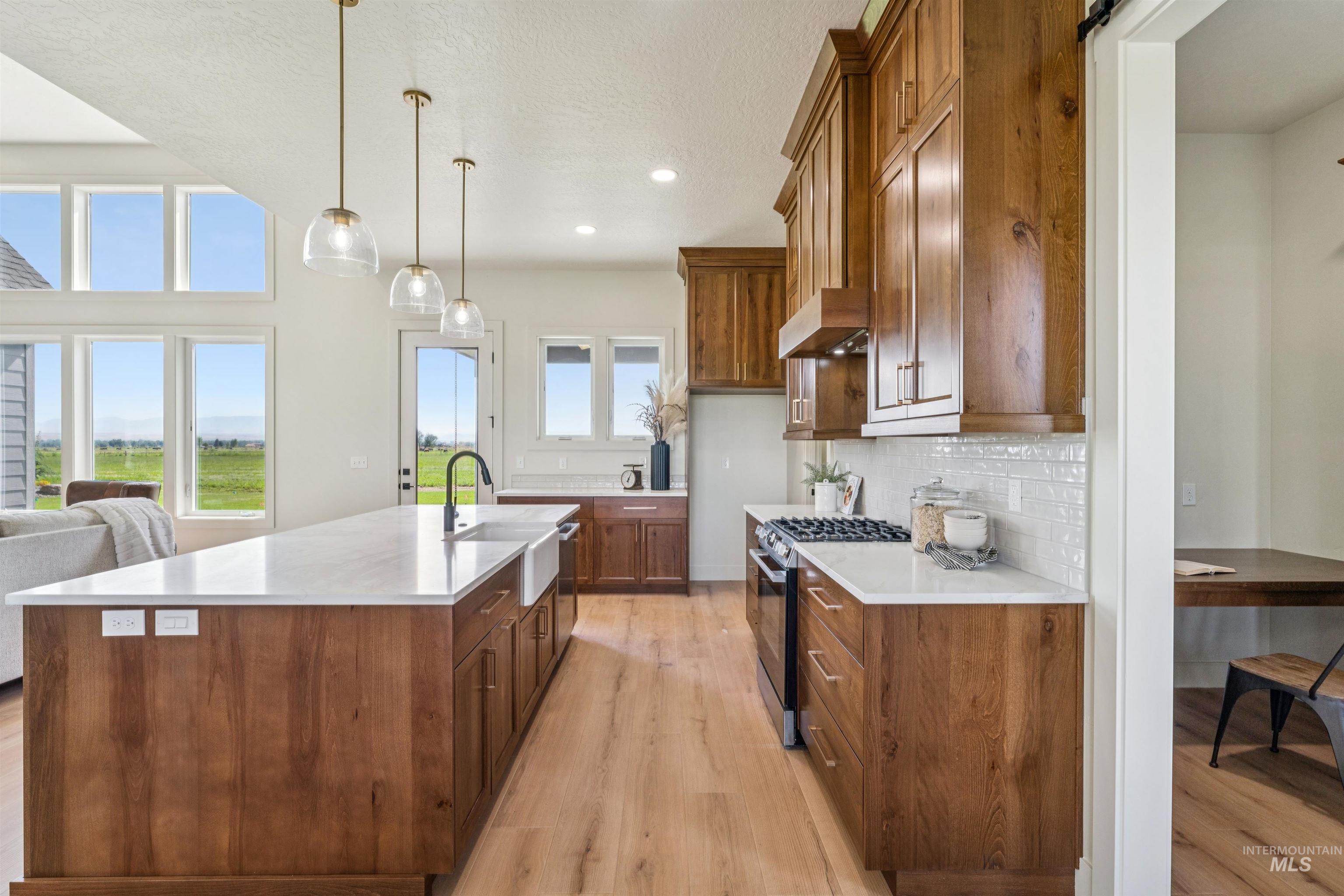 3990 Eleanor Ln