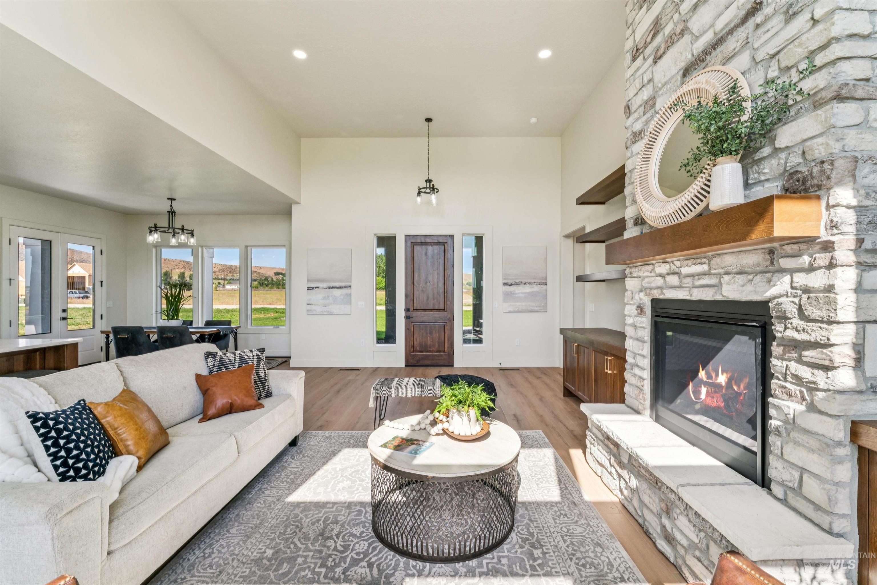 3990 Eleanor Ln