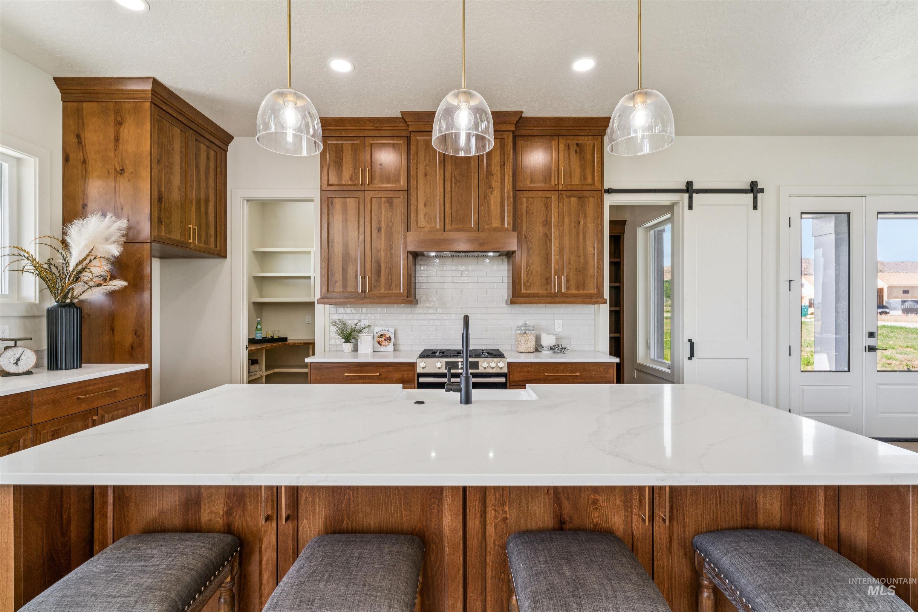 3990 Eleanor Ln