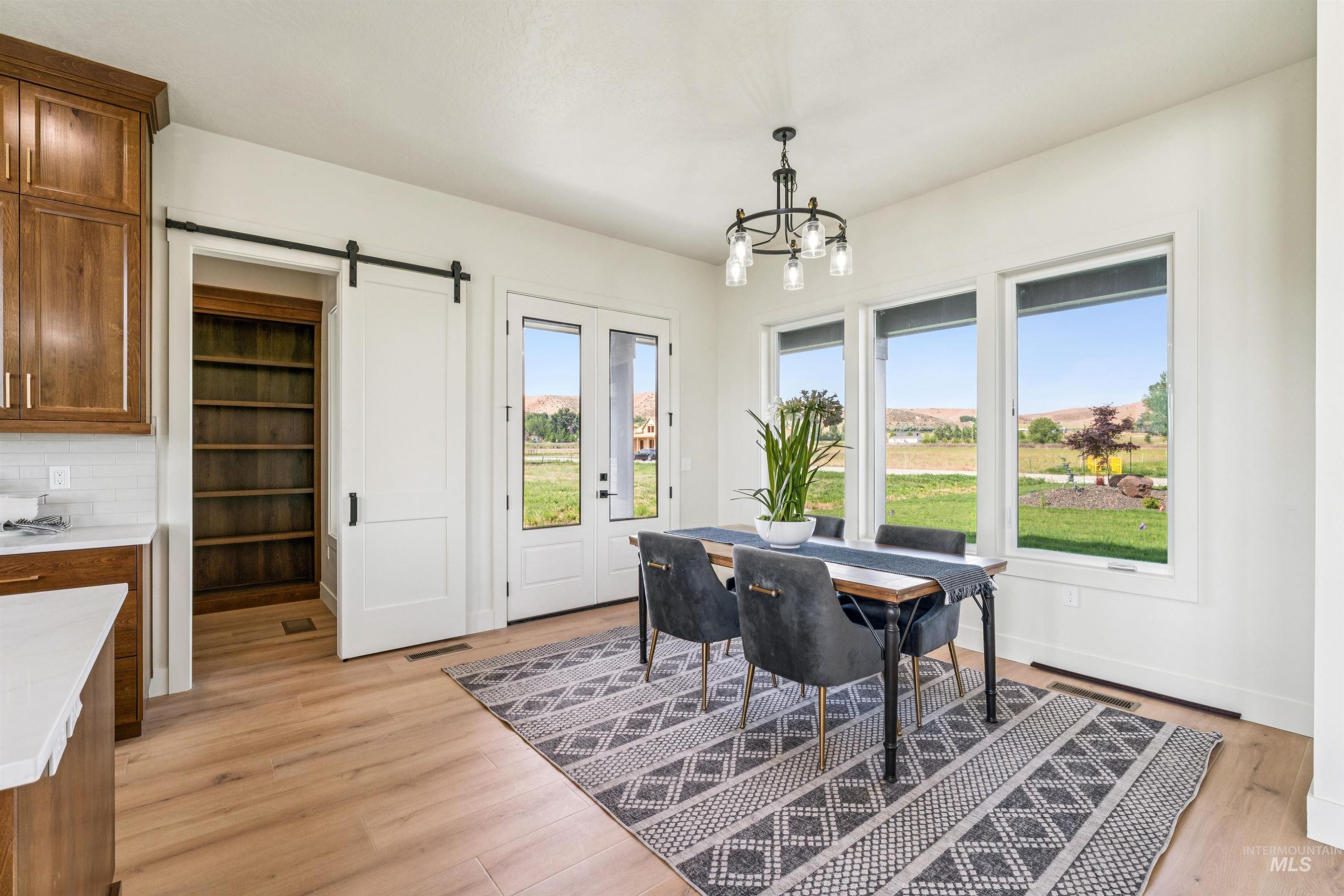 3990 Eleanor Ln