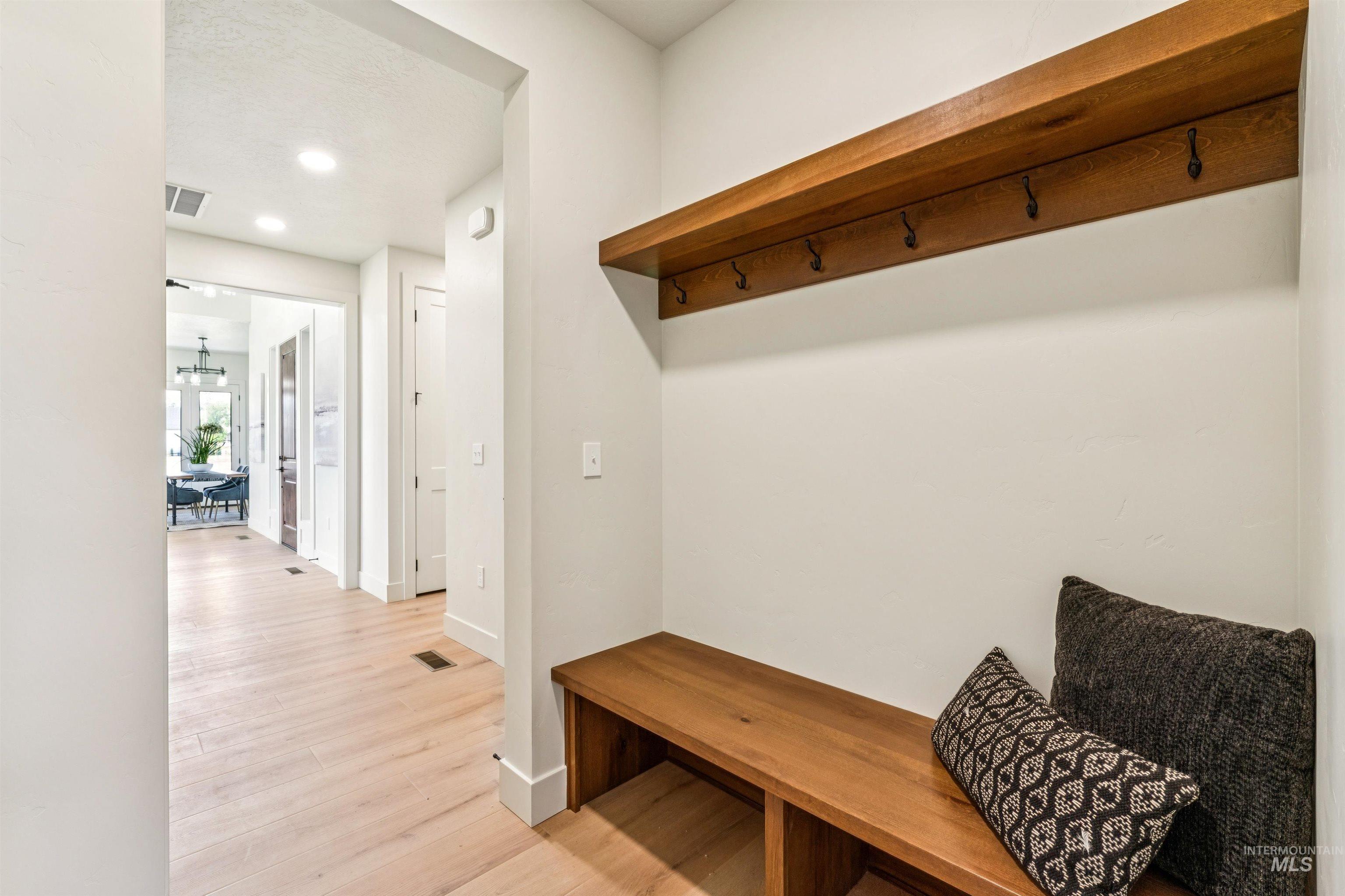 3990 Eleanor Ln