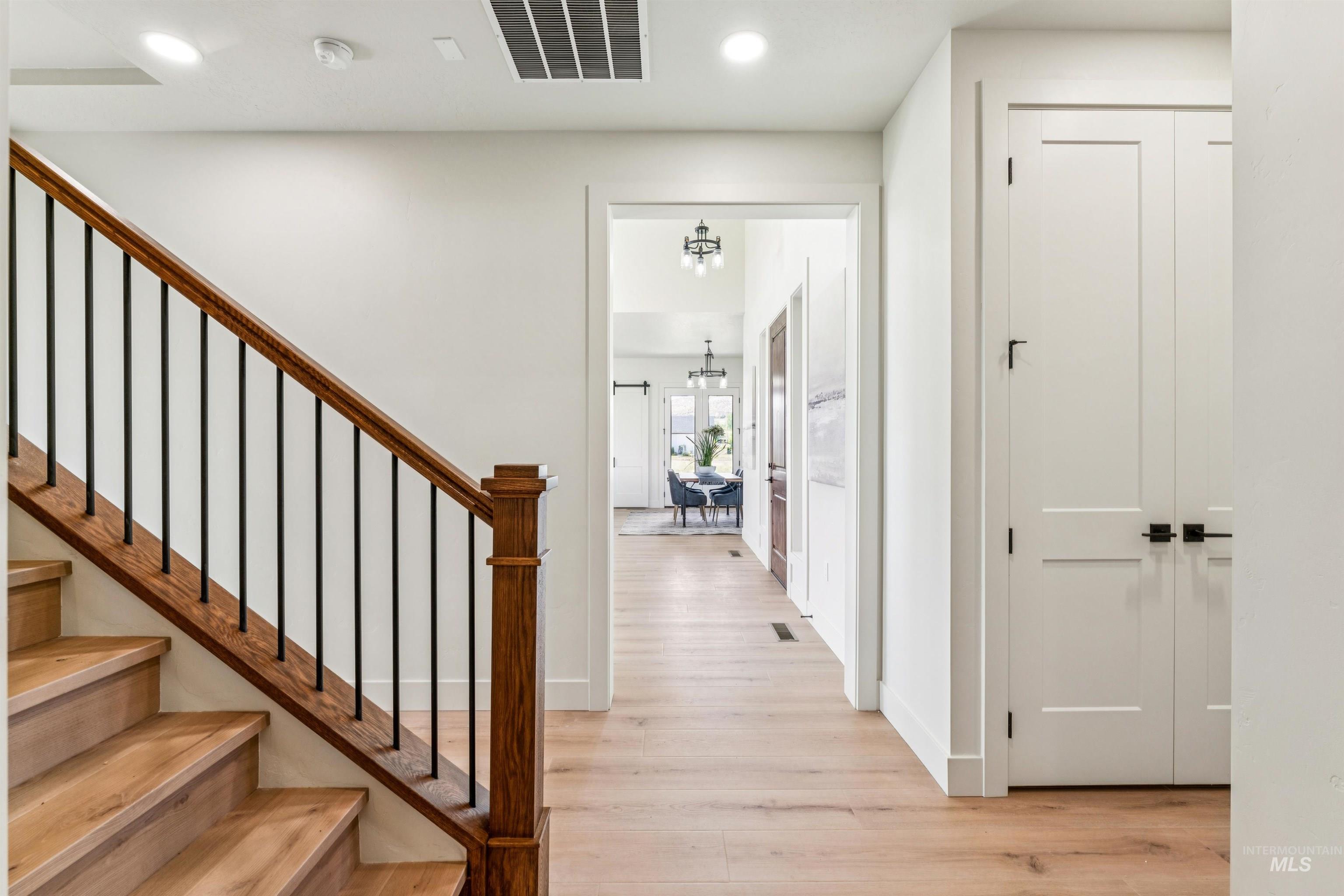 3990 Eleanor Ln