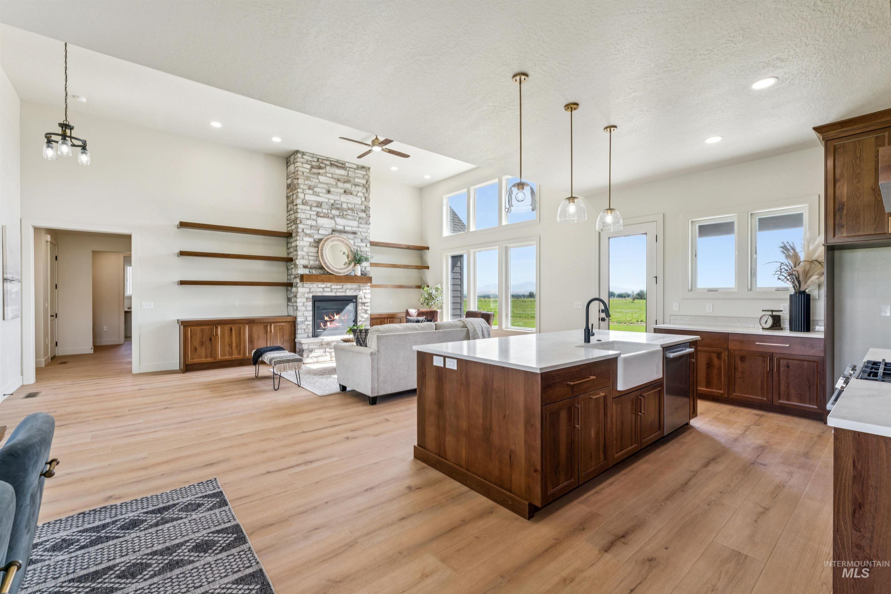 3990 Eleanor Ln