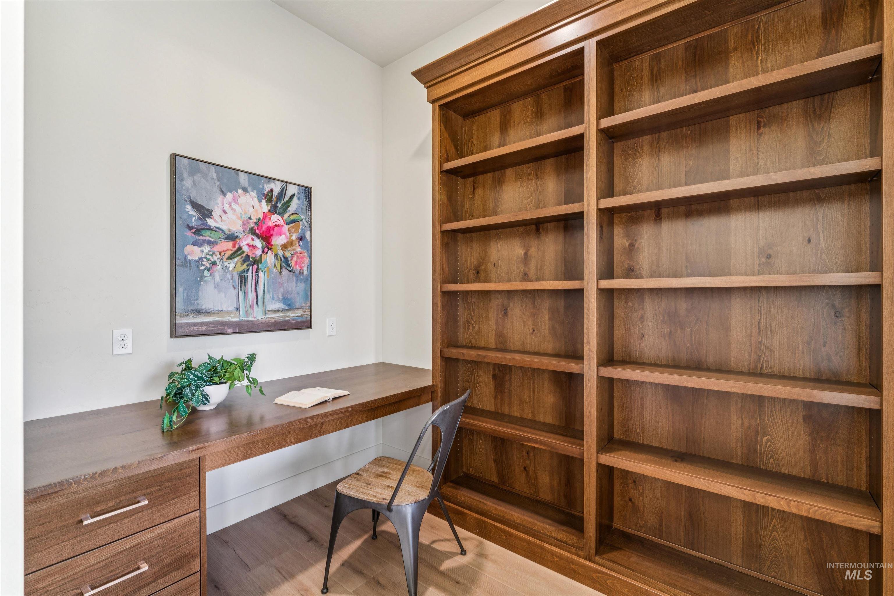 3990 Eleanor Ln