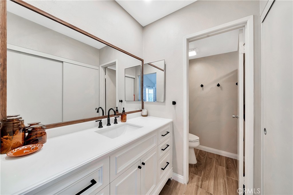 2915 Barrington Court