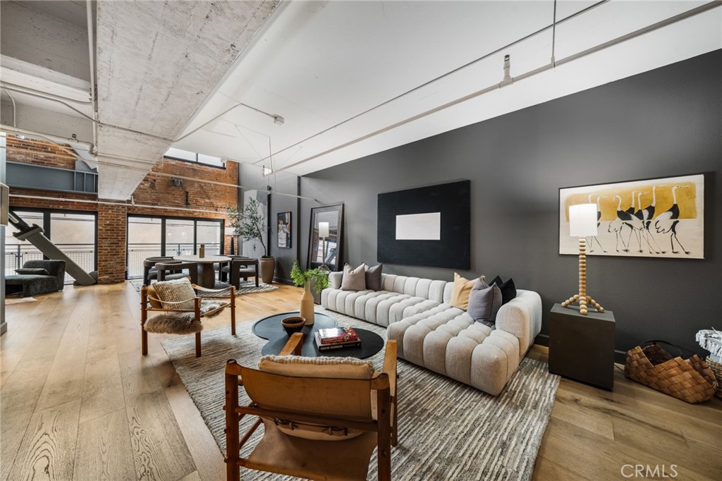 835 Locust Avenue 211