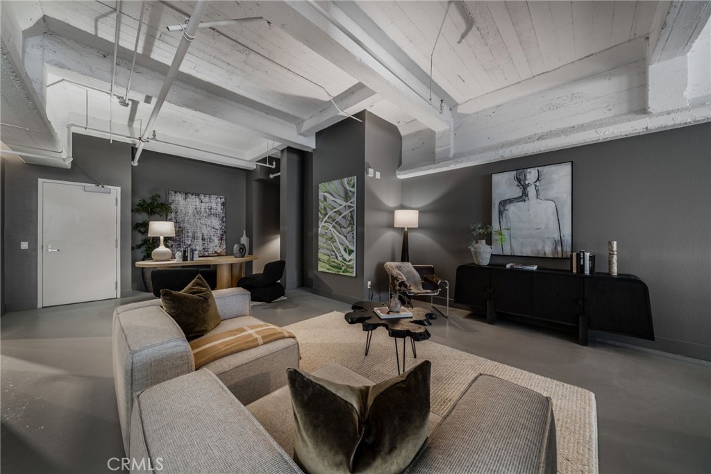 835 Locust Avenue 211