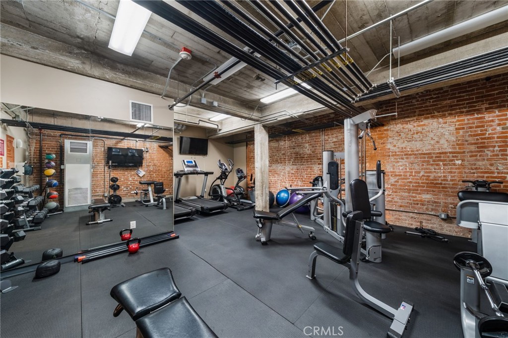 835 Locust Avenue 211