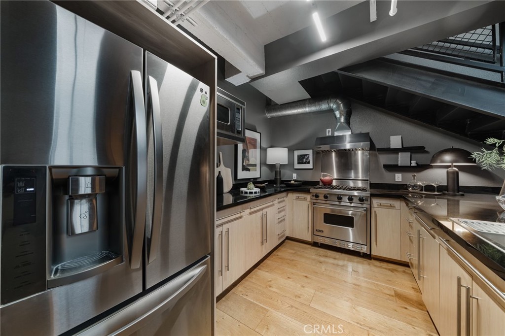 835 Locust Avenue 211