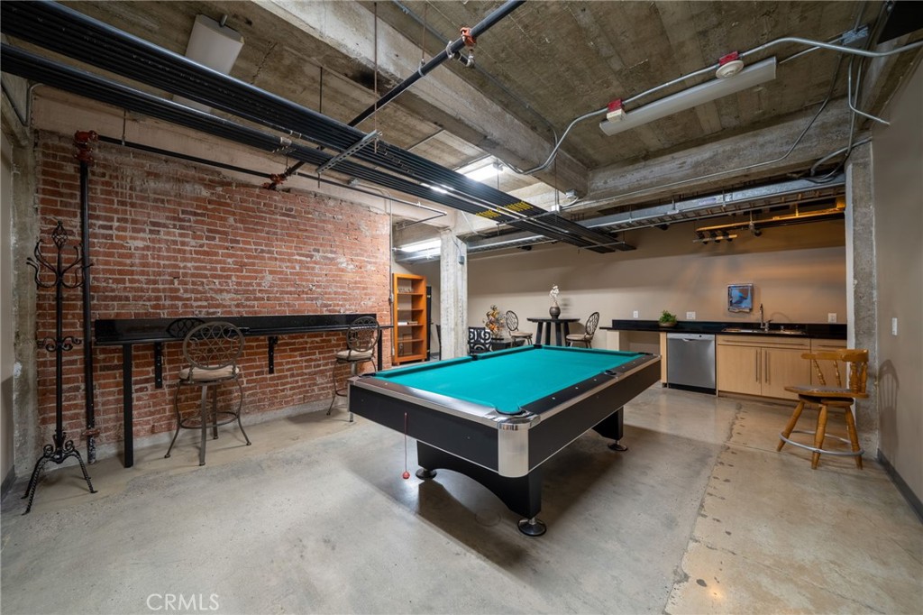 835 Locust Avenue 211