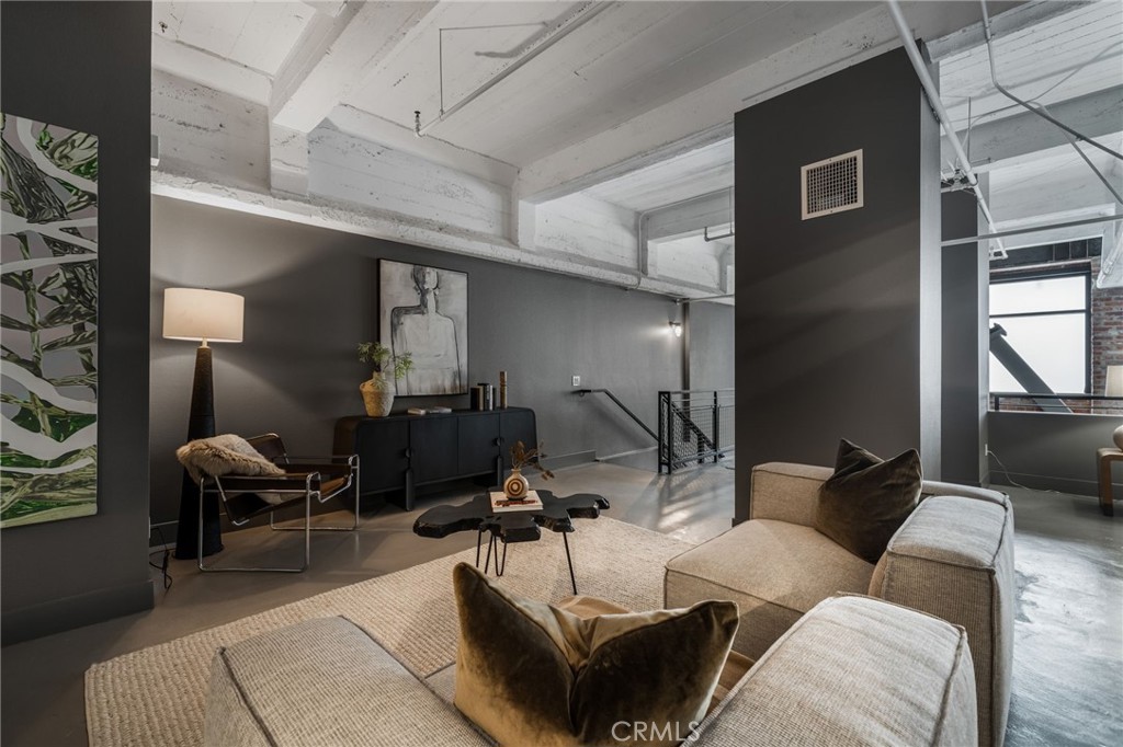 835 Locust Avenue 211