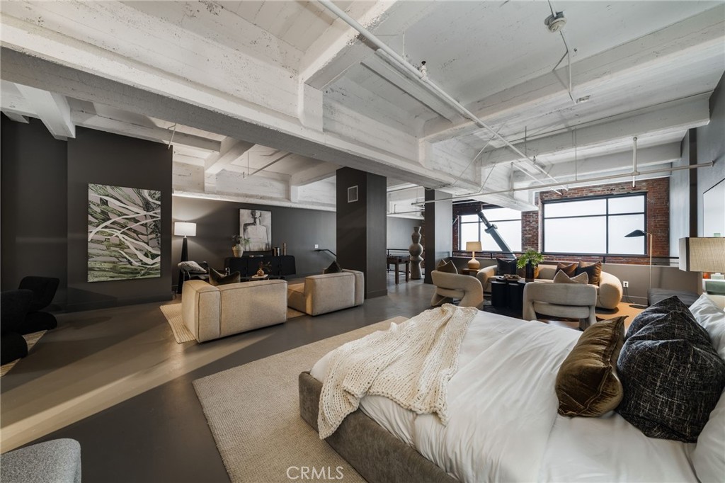 835 Locust Avenue 211