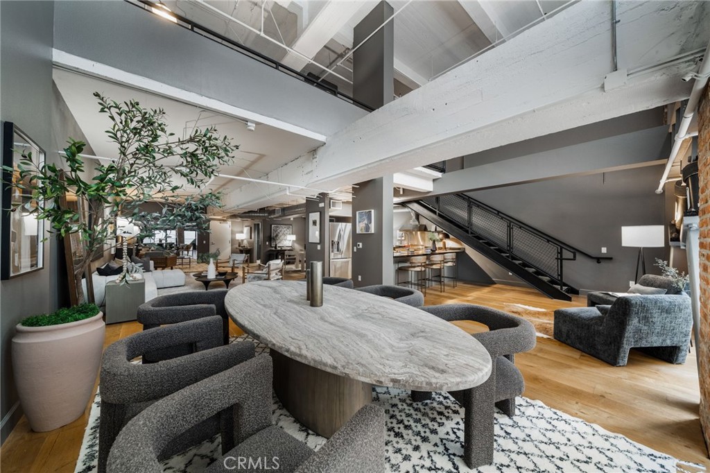 835 Locust Avenue 211