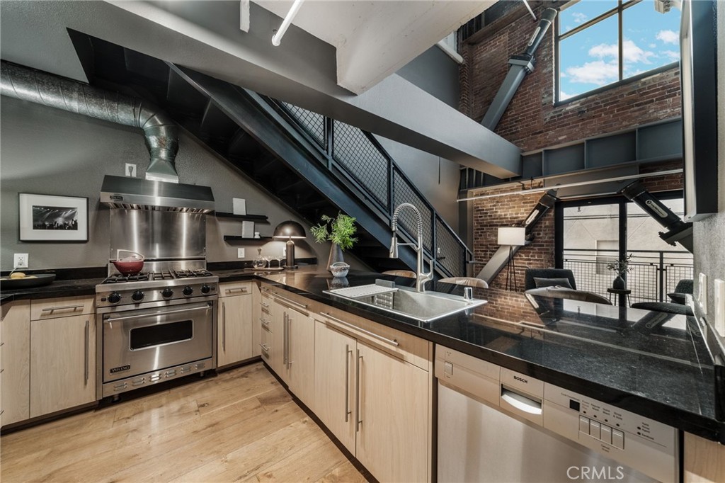 835 Locust Avenue 211
