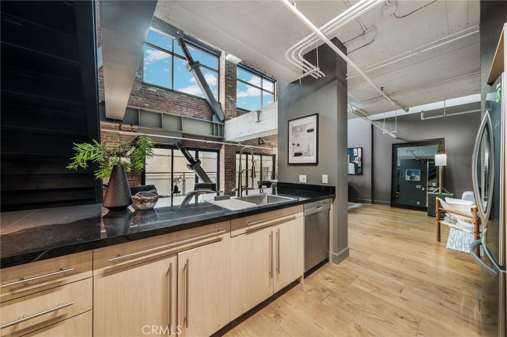835 Locust Avenue 211