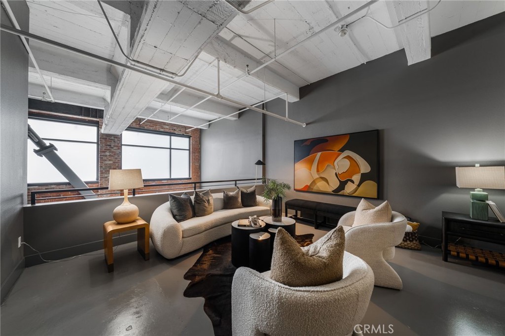 835 Locust Avenue 211
