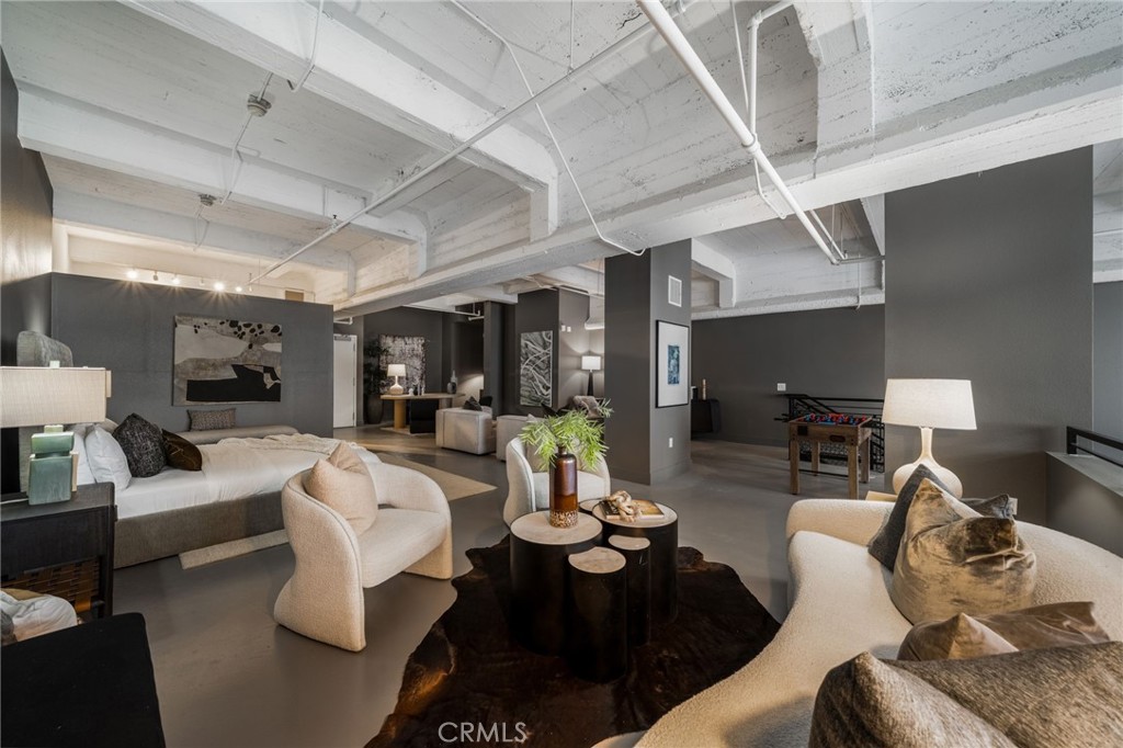 835 Locust Avenue 211