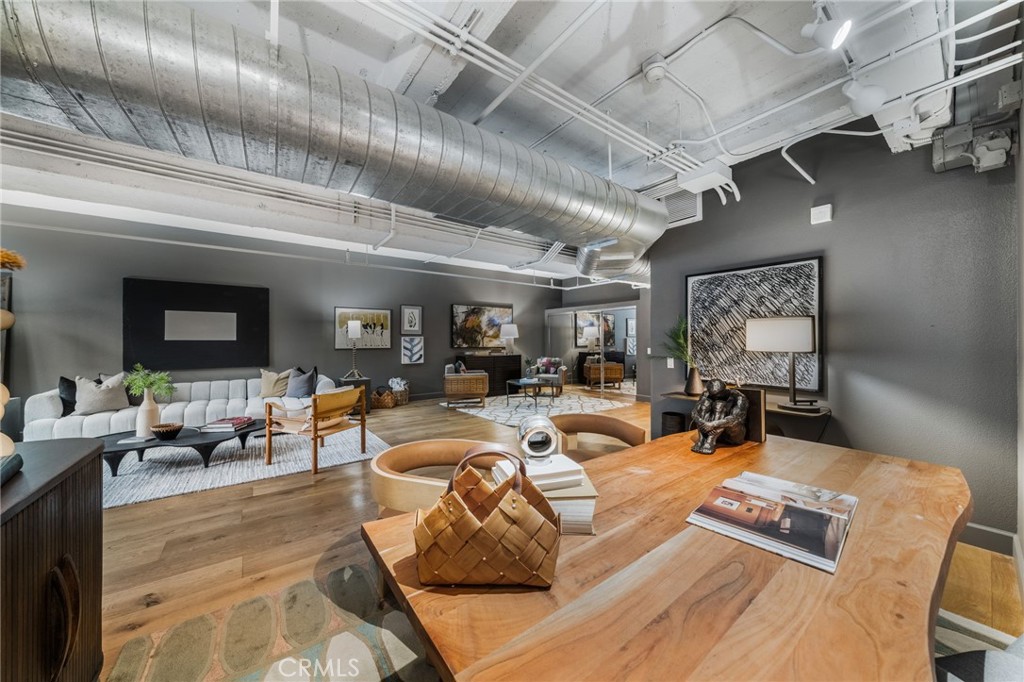 835 Locust Avenue 211