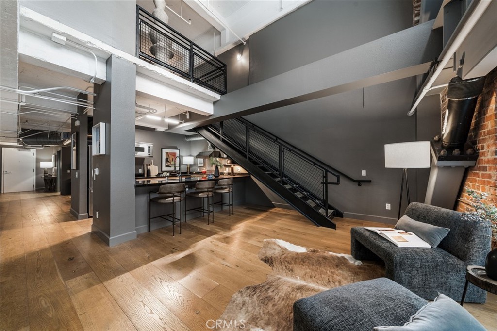 835 Locust Avenue 211