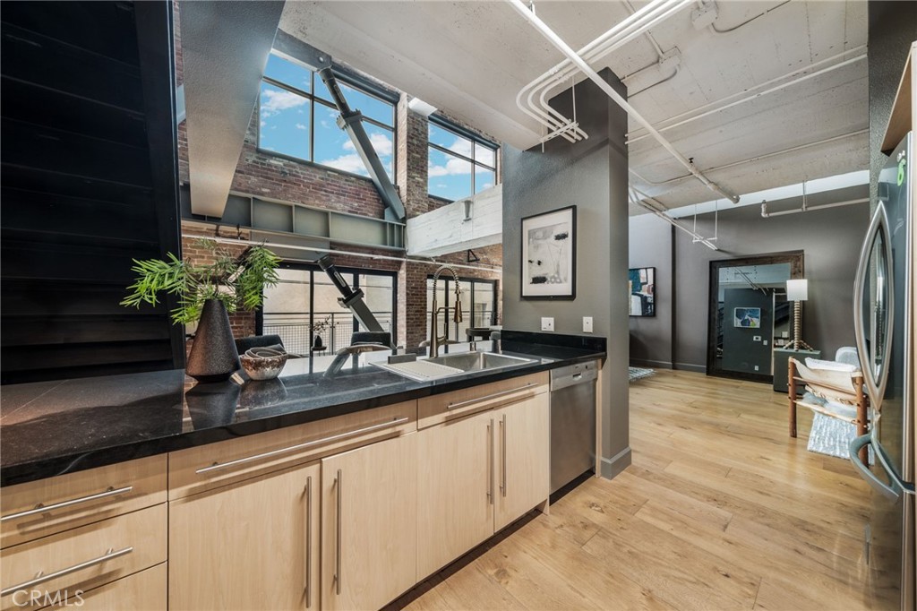 835 Locust Avenue 211