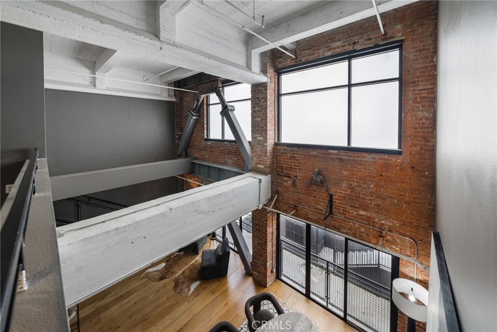 835 Locust Avenue 211