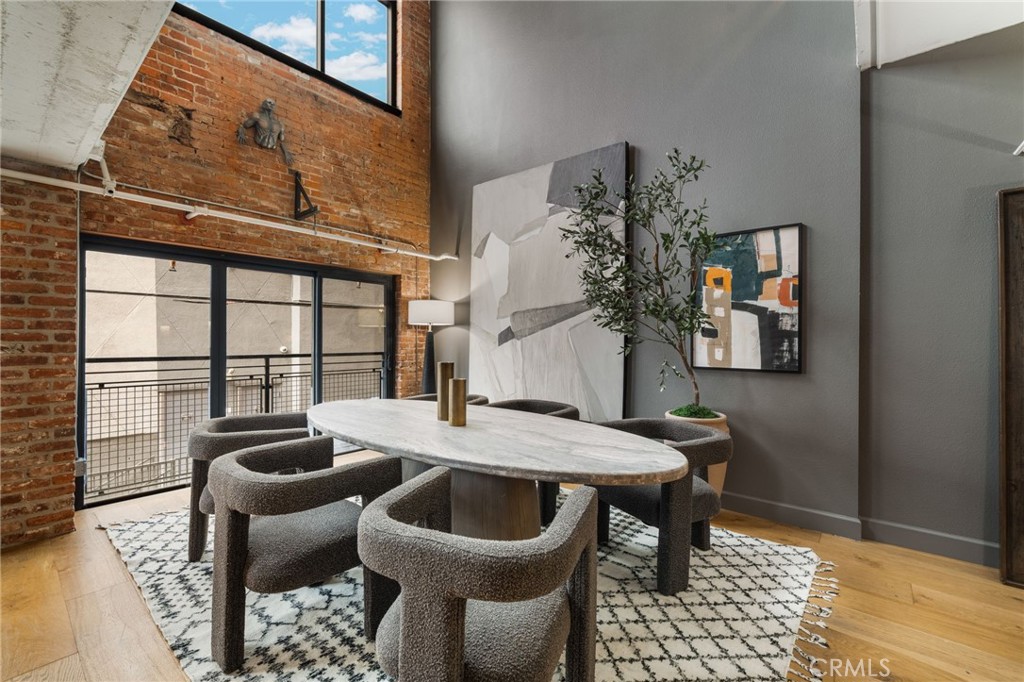 835 Locust Avenue 211