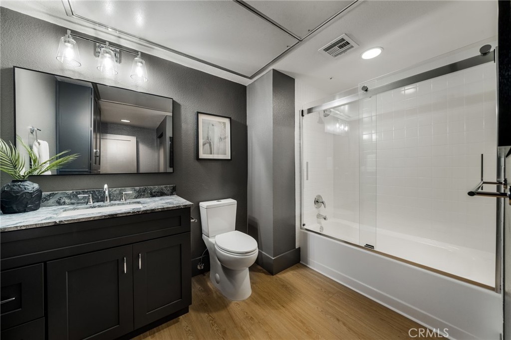 835 Locust Avenue 211