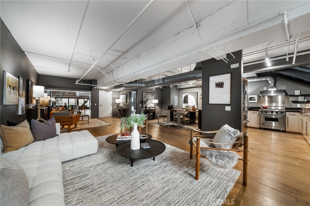 835 Locust Avenue 211