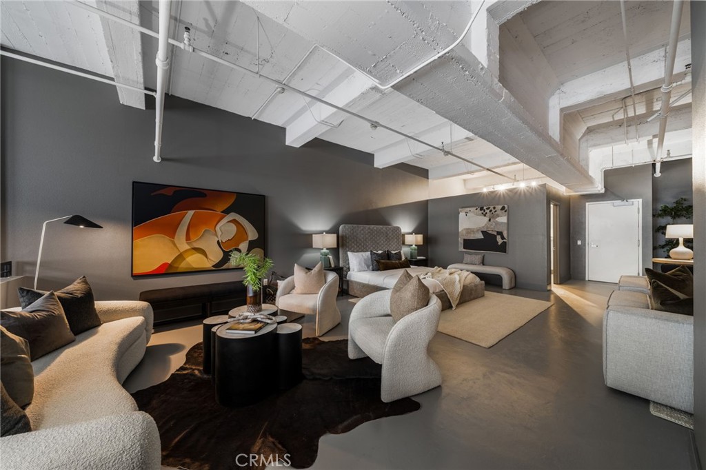 835 Locust Avenue 211