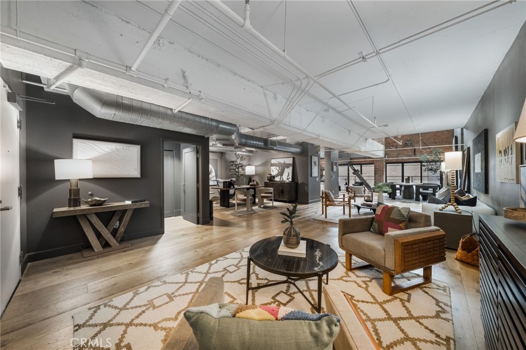 835 Locust Avenue 211