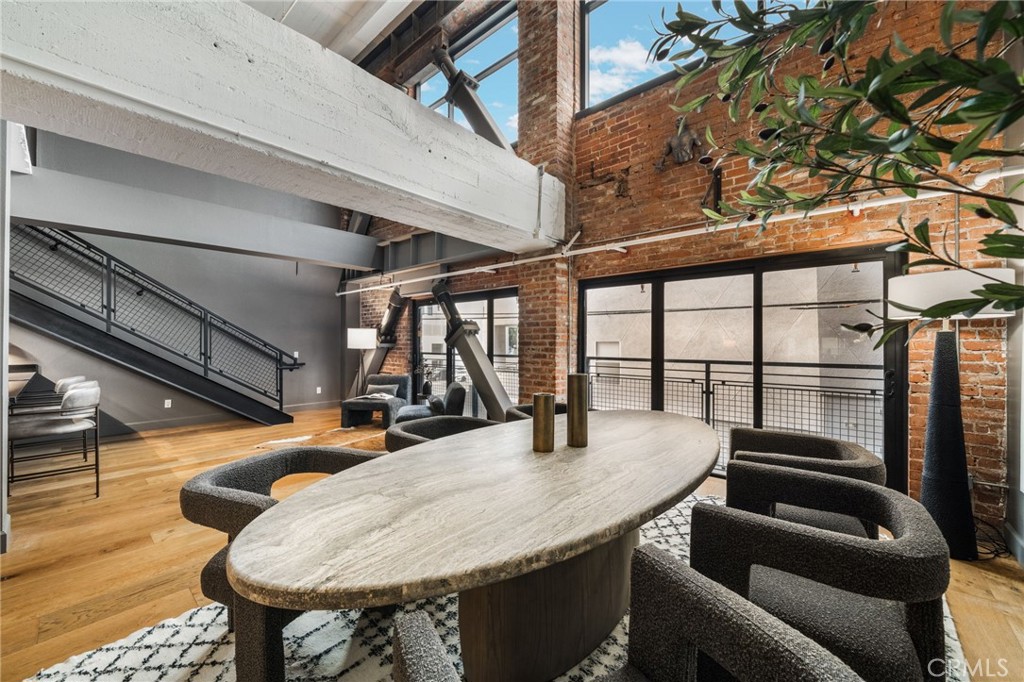 835 Locust Avenue 211